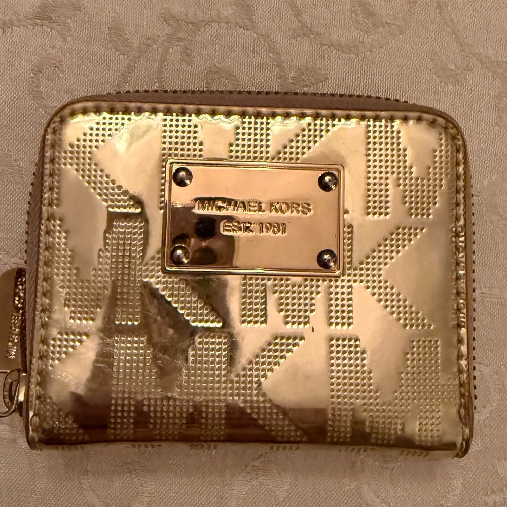 MICHAEL KORS SMALL ZIP GOLD WALLET. NICE CONDITION -Metallic gold Y2K
